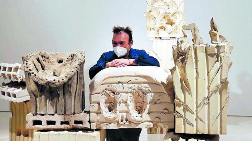 El artista mallorquín, con piezas de su exposición en el Museo Picasso Málaga.