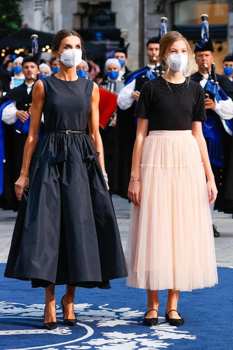 La reina Letizia con un vestido negro con falda volumen junto a la infanta Sofía y su look con falda de tul en los Premios Princesa de Asturias 2021