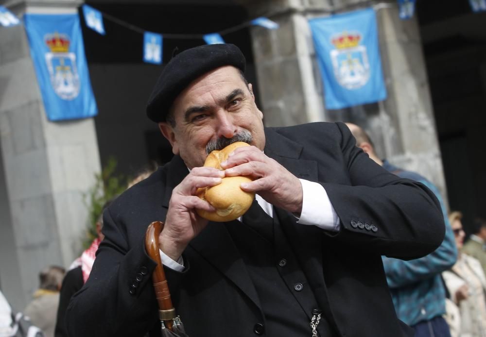 Oviedo celebra el día grande de San Mateo con 7.000 bollos preñaos