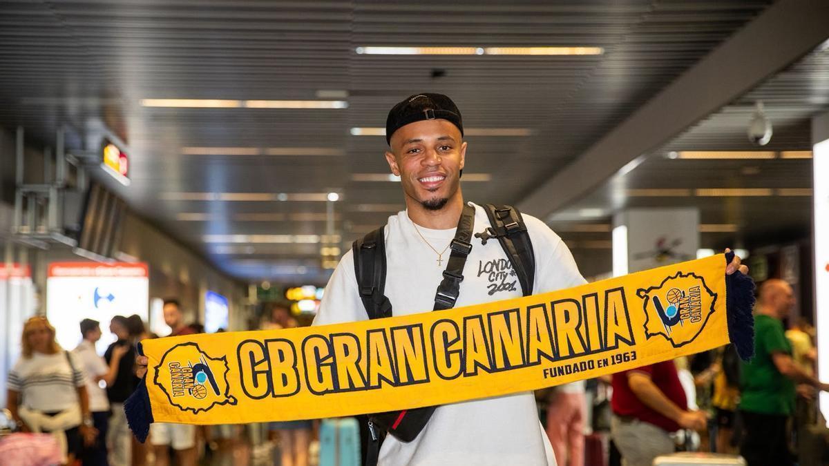 Marques Townes posa con una bufanda del CB Gran Canaria en el aeropuerto.