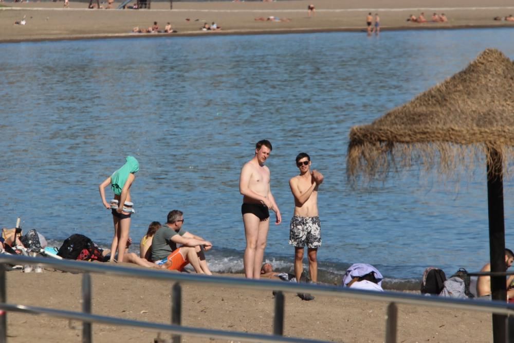 La subida de las temperaturas de los últimos días, que tendrá el sábado sus máximas, ha llevado a muchos malagueños a las playas de la capital.