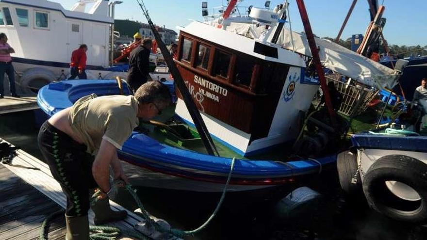 El &quot;Santorito&quot; se hundió en los pantalanes de Vilanova. // I. Abella