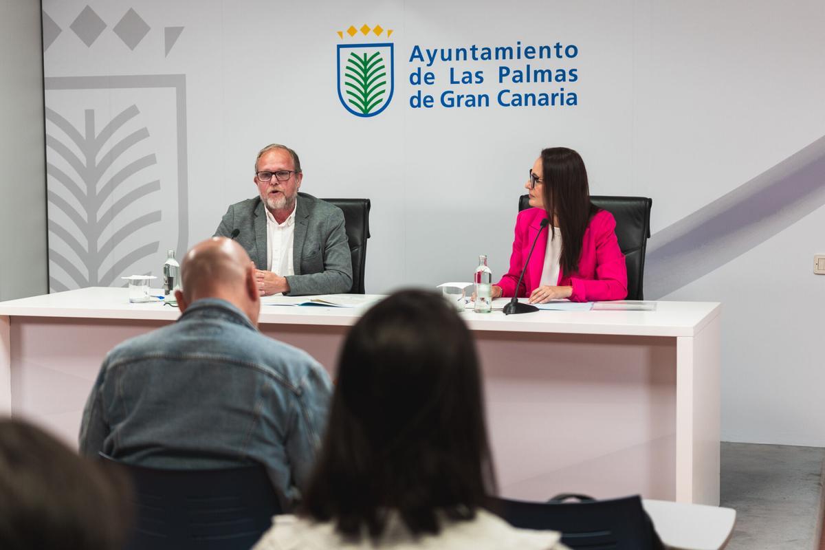 José Eduardo Ramírez y María Tena en la firma del protocolo para actualizar las medidas de la movilidad de mercancía.