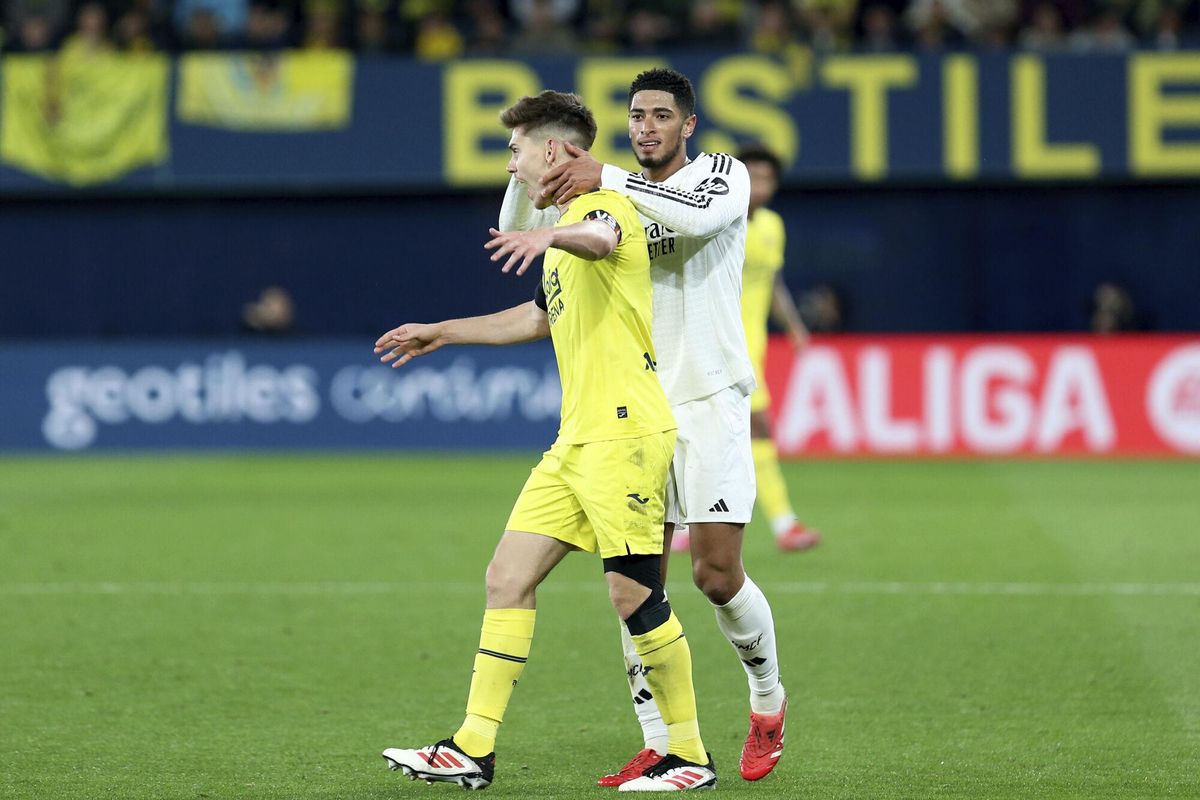 Real Madrid's Jude Bellingham and Villarreal's Juan Foyth, left, push each other during a Spanish La Liga soccer match between Villarreal and Real Madrid in Villarreal, Spain, Saturday, March 15, 2025. (AP Photo/Alberto Saiz). EDITORIAL USE ONLY / ONLY ITALY AND SPAIN