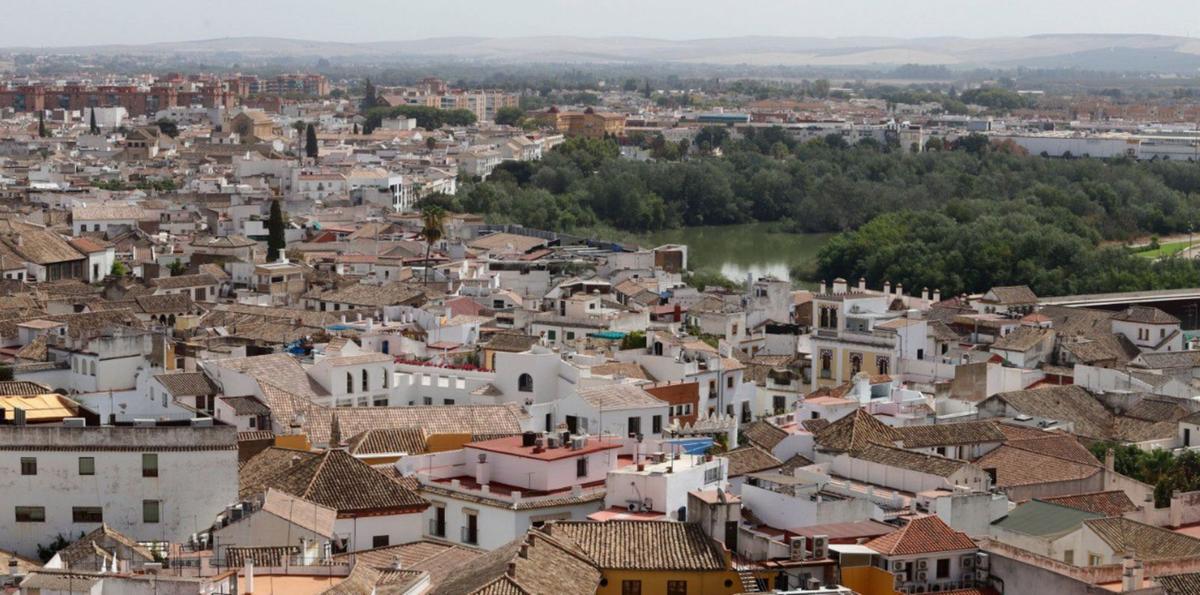 Las viviendas del casco pueden servir de ejemplo de inmueble adaptado a las altas temperaturas.
