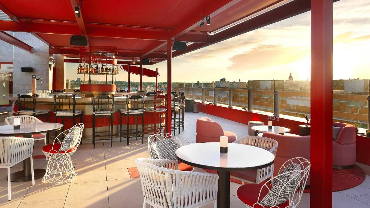 Música, vistas increíbles y gastronomía: así es RT60, el rooftop de Hard Rock Hotel Madrid perfecto para disfrutar de un 'planazo' de verano