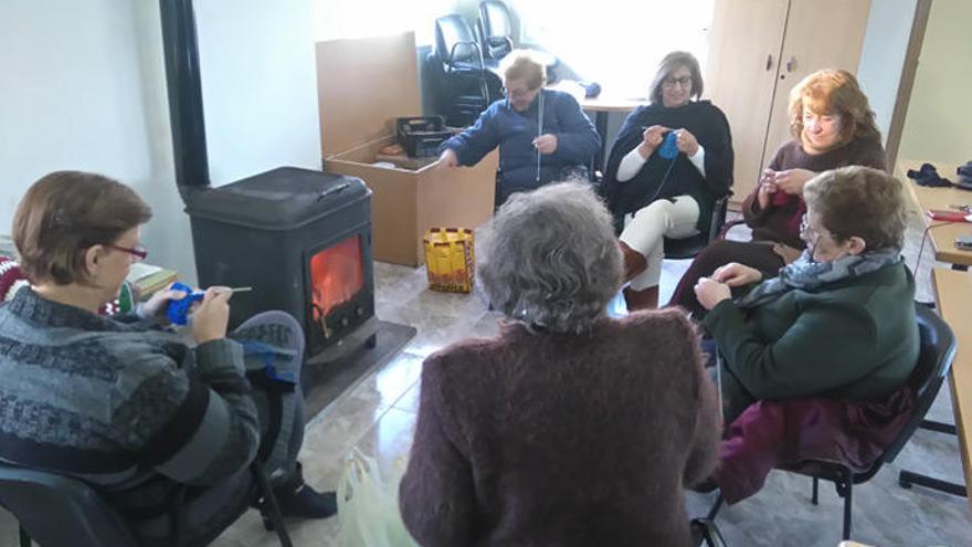 Las vecinas que han puesto en marcha el club de calceta en su primer encuentro, celebrado el pasado viernes.