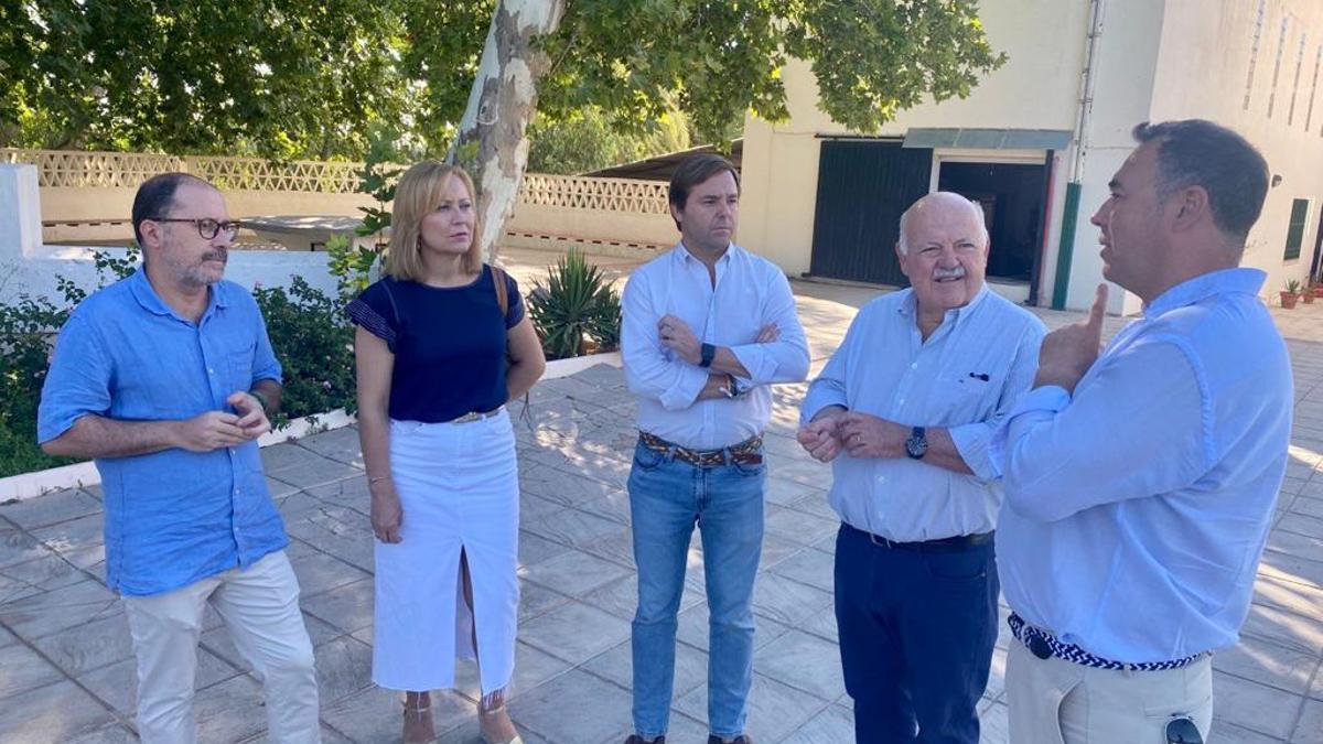 Antonio Repullo, Jesús Aguirre y Isabel Prieto en su visita a Proyecto Hombre Córdoba.