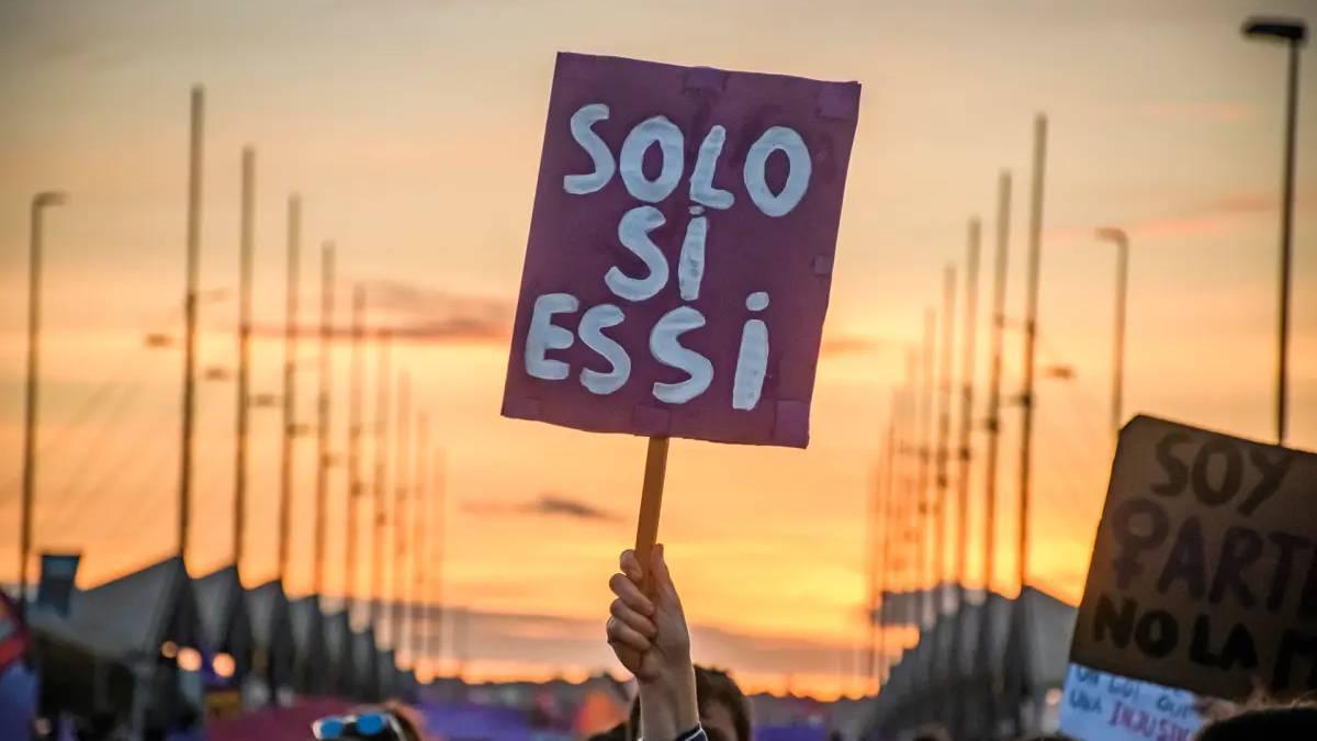 Imagen de archivo de una manifestante con una pancarta con el lema Sólo sí es sí.