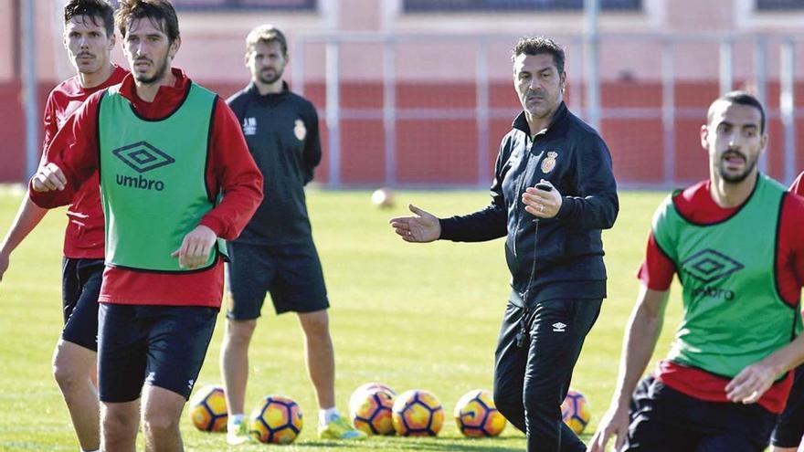 Javier Olaizola dirige un entrenamiento reciente en Son Bibiloni.