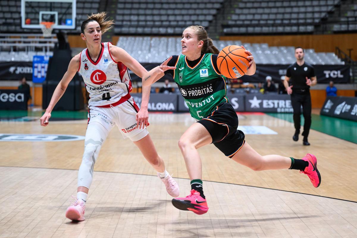 Mariona Ortiz intenta defender la penetración de Piera durante el partido de este miércoles.