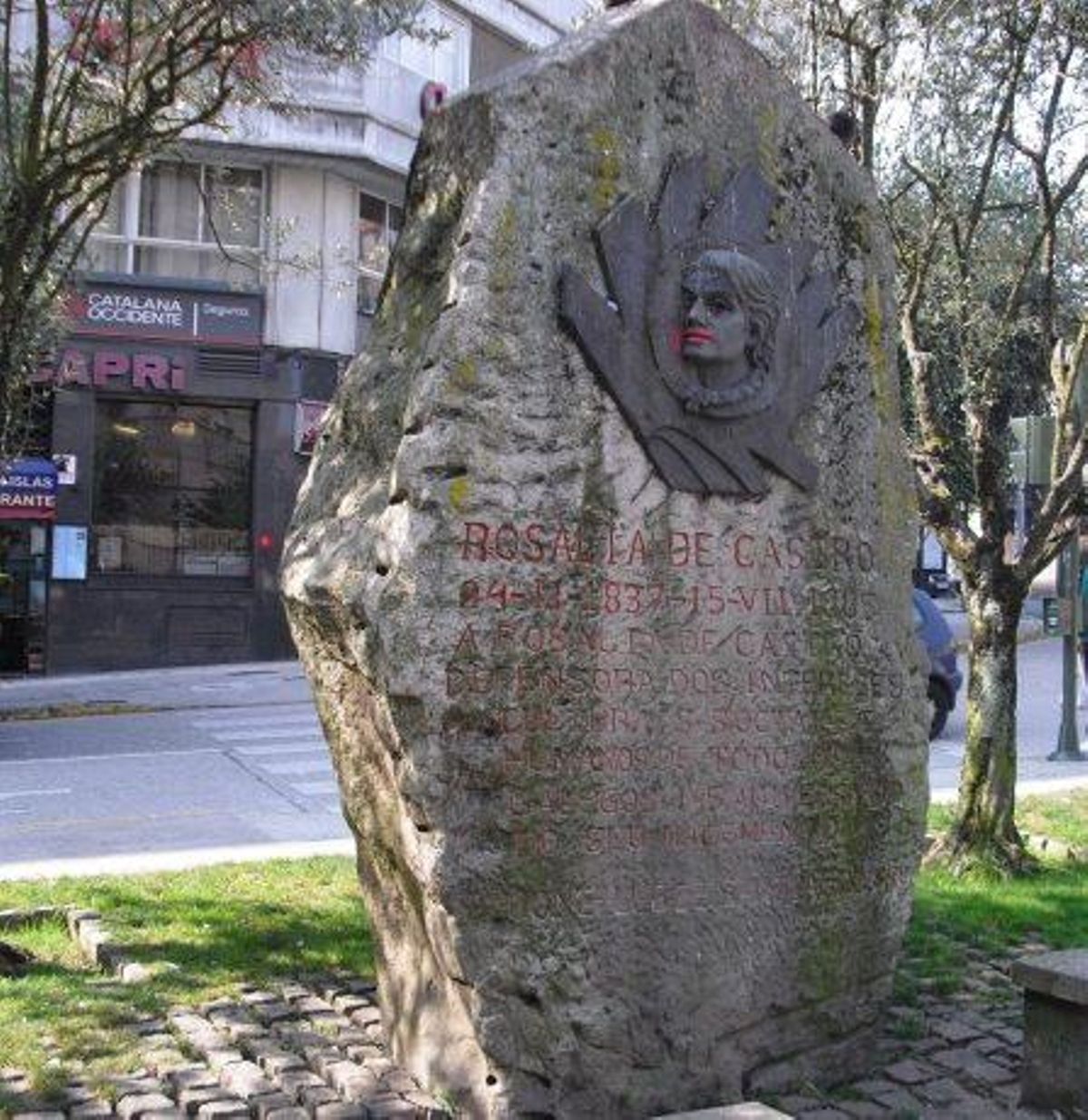Monolito en recuerdo de Rosalía de Castro situado en la praza de Vigo