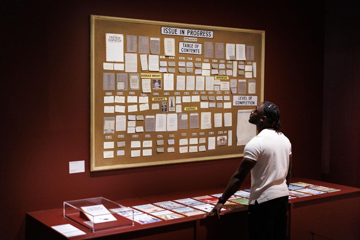 LONDRES (Reino Unido), 17/11/2025.- Un asistente de galería posa con títeres utilizados en la película Isla de los Perros durante un photocall para la próxima exposición Wes Anderson: The Archives en el Design Museum en Londres, Gran Bretaña, 17 de noviembre de 2025. El Design Museum albergará la primera gran exposición británica de la obra del cineasta, que se celebrará del 21 de noviembre de 2025 al 26 de julio de 2026. La exposición otorga un acceso sin precedentes a los archivos personales de Wes Anderson, acumulados durante tres décadas, con más de 700 objetos, muchos de los cuales nunca se han exhibido en Gran Bretaña. 