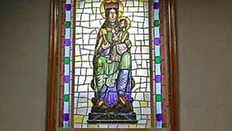 Imatge del vitrall de la Mare de Déu del Claustre