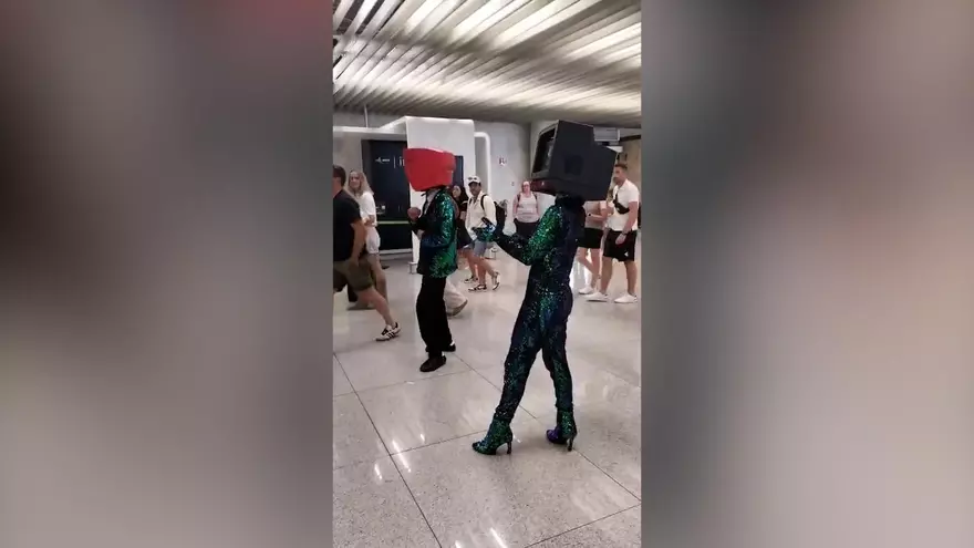 VÍDEO | Animadores bailando y haciendo regalos a los turistas en el aeropuerto de Palma