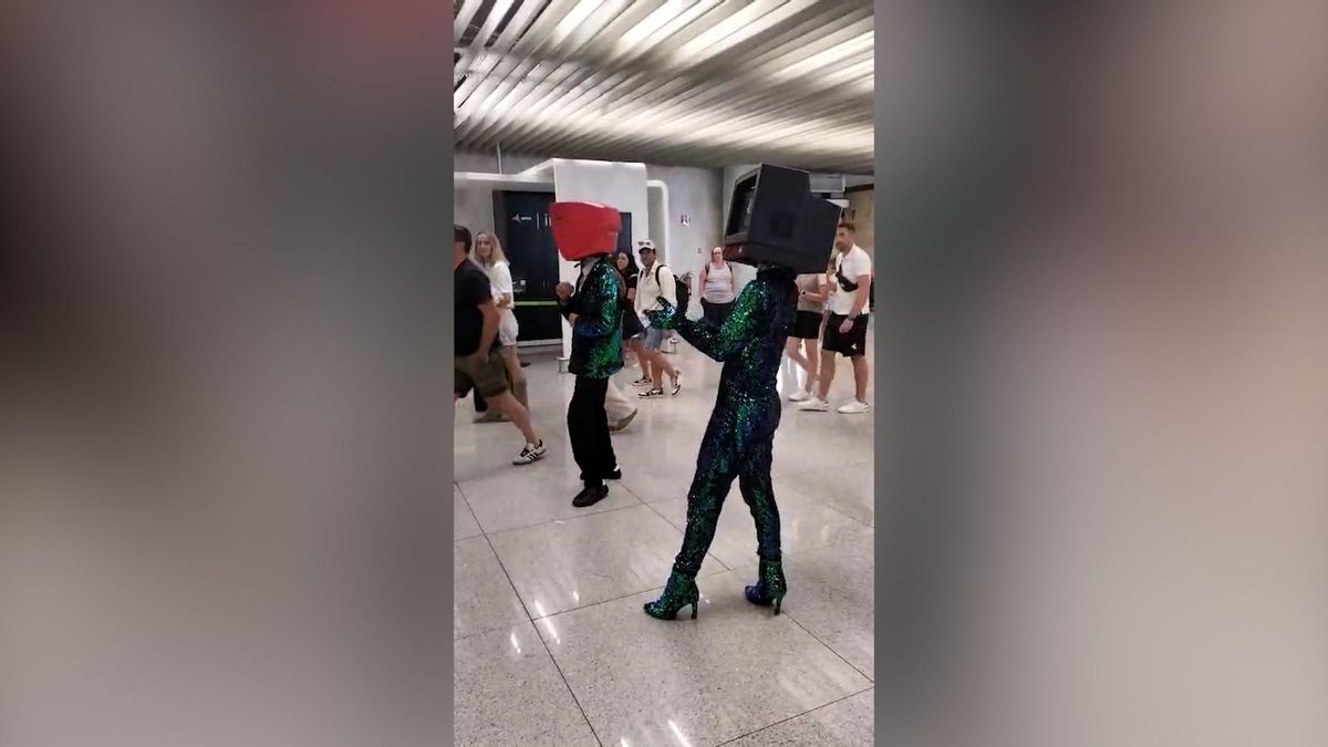 VÍDEO | Animadores bailando y haciendo regalos a los turistas en el aeropuerto de Palma