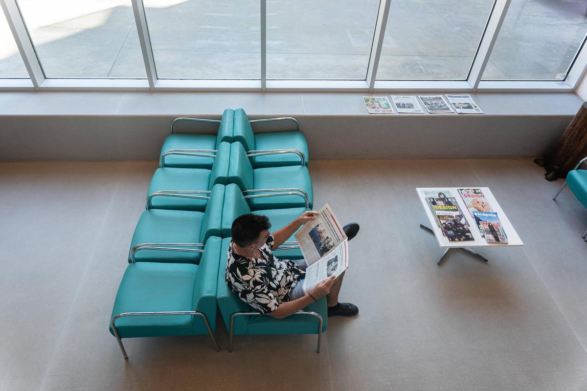 Un usuario lee la prensa en el interior de la biblioteca Canyadó i Casagemes-Joan Argenté de Badalona, uno de los nuevos refugios climáticos de la ciudad Un usuario lee la prensa en el interior de la biblioteca Canyadó i Casagemes-Joan Argenté de Badalona, uno de los nuevos refugios climáticos de la ciudad