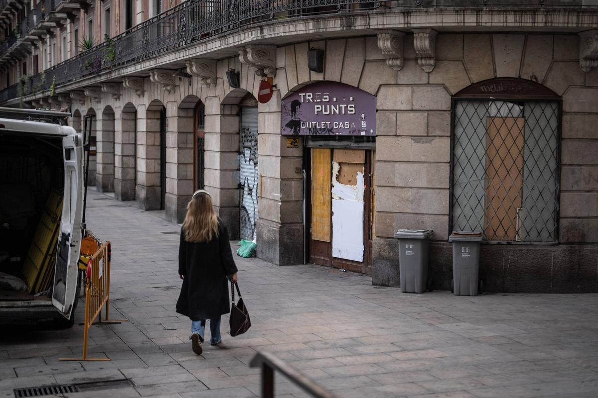 Barcelona, 2/12/2025. SOCIEDAD. Vecinos de la plaza Vila de Madrid, en el Gòtic, denuncian la presencia de un presunto narcolocal donde se vende y consume droga en plena calle, así como el deterioro creciente del espacio público. Foto: Zowy Voeten / El Periódico