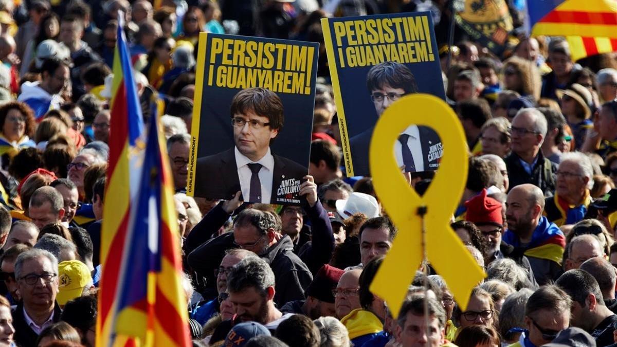 Miles de asistentes al acto de Puigdemont en Perpinyà.