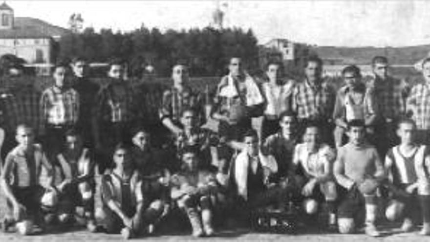 Imatge dels dos equips abans del partit de l&#039;any 1925 al camp Llissach