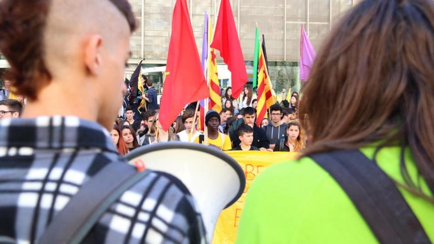 Més de 300 persones es manifesten a Girona per demanar la derogació de la LOMCE