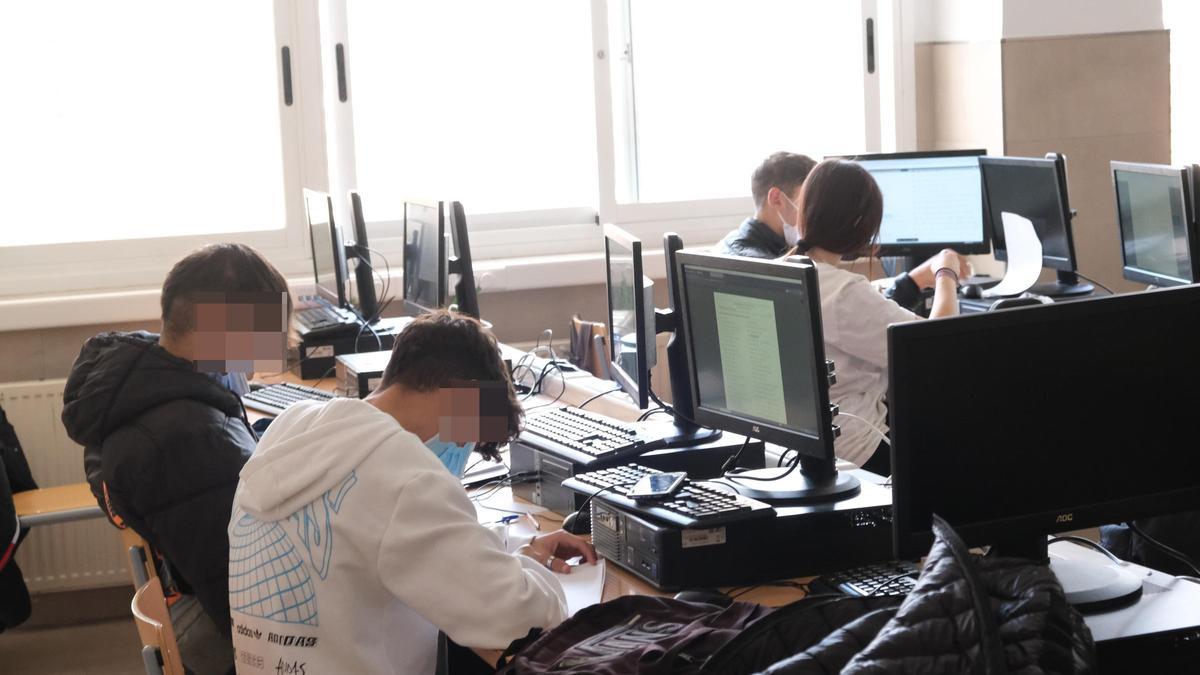 Estudiantes en el aula de informática de Elda.