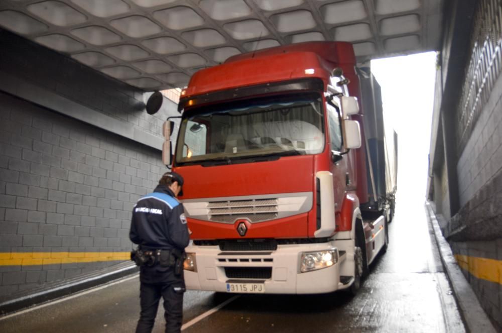 El conductor no se percató de las señales que advierten de las dimensiones del túnel y descendió la rampa.