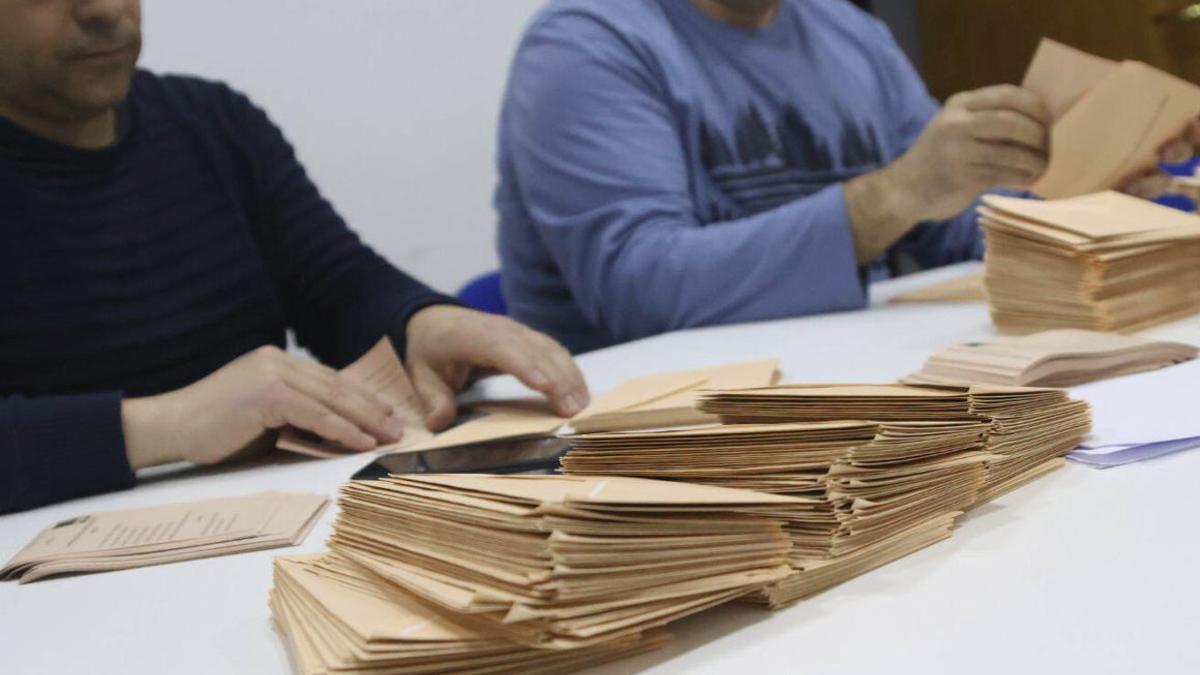 Detalle de las papeletas y los sobres. | VÍCTOR GARRIDO