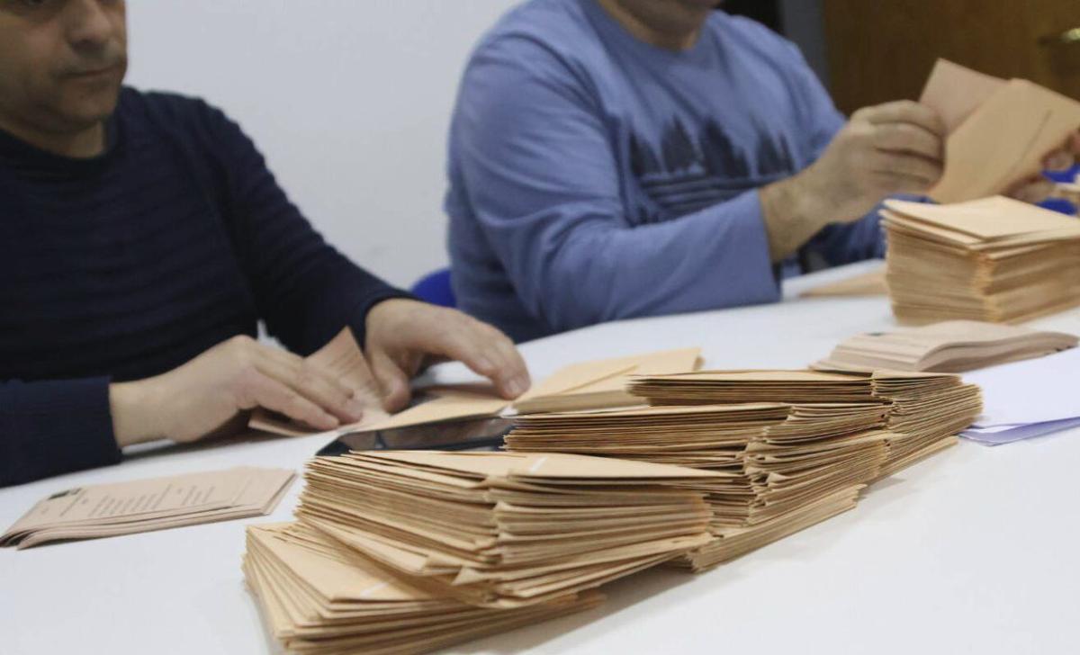 Detalle de las papeletas y los sobres. | VÍCTOR GARRIDO
