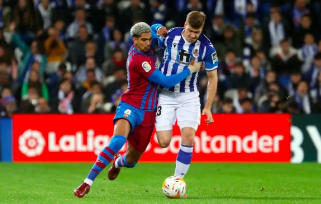 Araujo intenta defender a Sorloth en el Real Sociedad-Barça del Reale Arena.