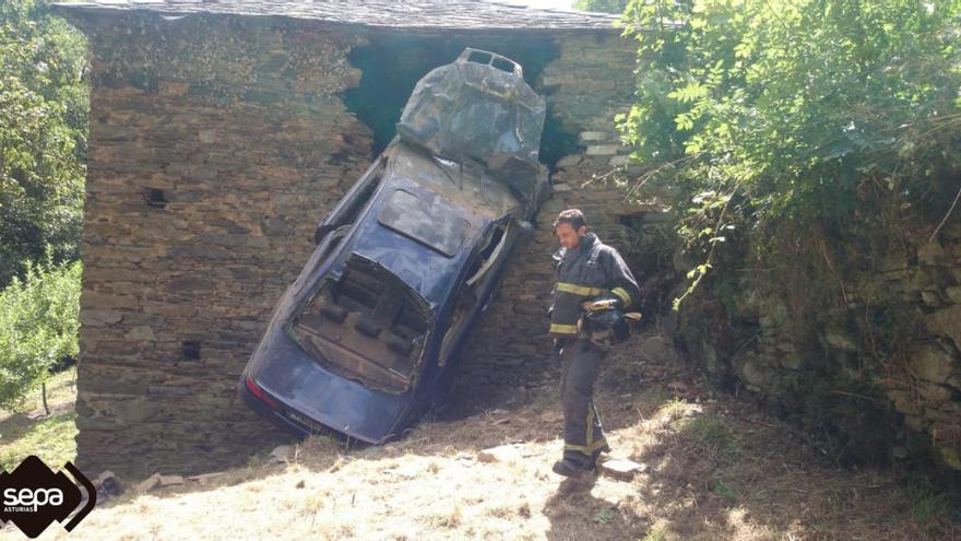 El coche accidentado en Cangas del Narcea.