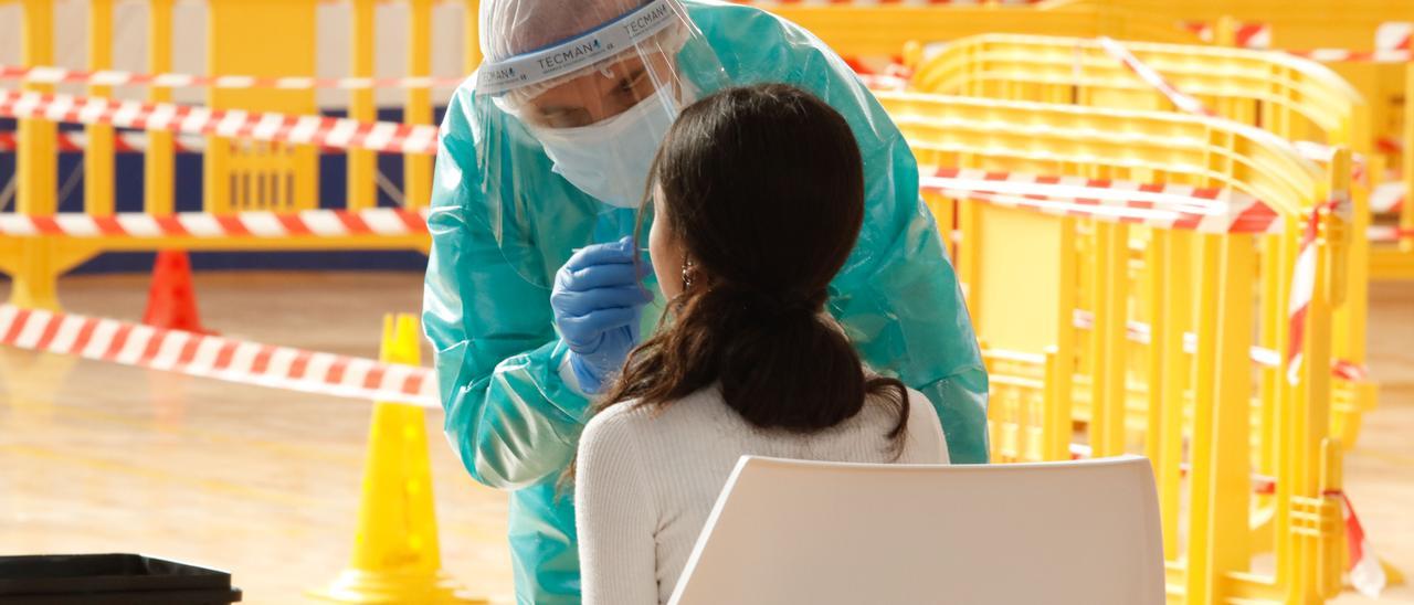 Un sanitario lleva a cabo una PCR durante un cribado masivo en Ibiza, en una imagen de archivo.