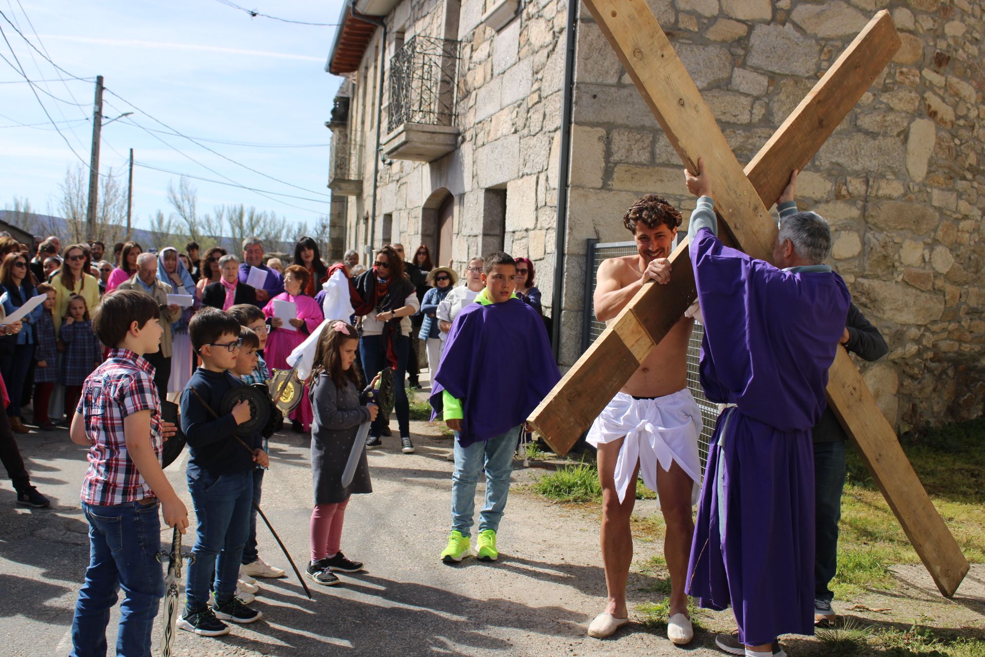 GALERÍA | La sorprendente procesión de Santa Colomba con un Cristo en carne y hueso