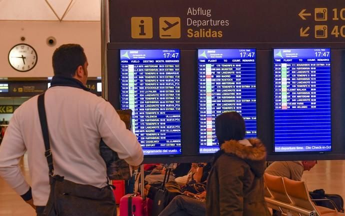 La borrasca colapsa el espacio aéreo de Canarias