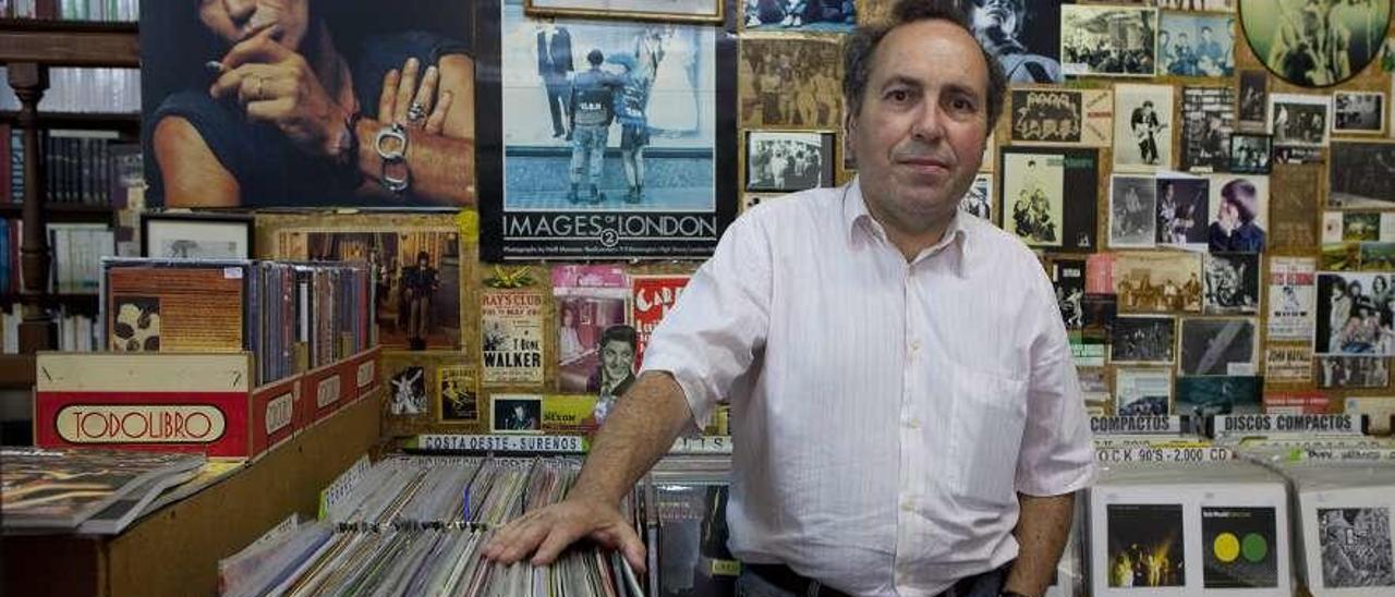 Chema Castañón, en la sección de discos de Paradiso.