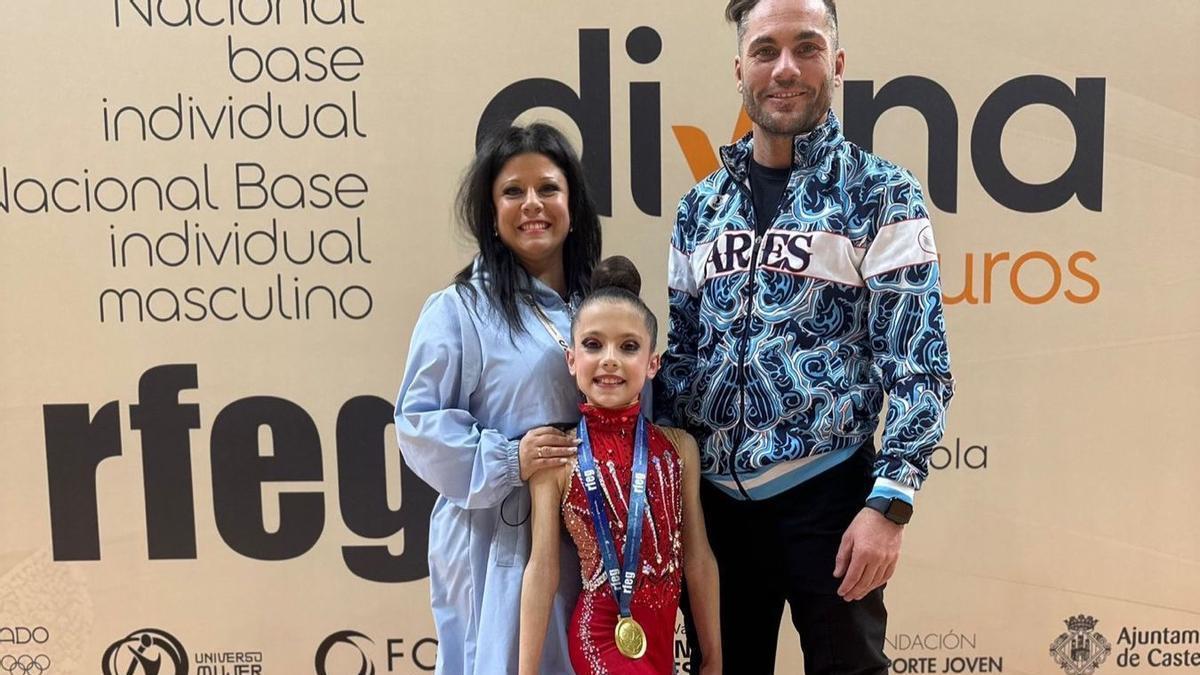 Valeria López, en el centro, con Lorena Antuña y Alejandro Amigo, del Rítmica Ares de Langreo.