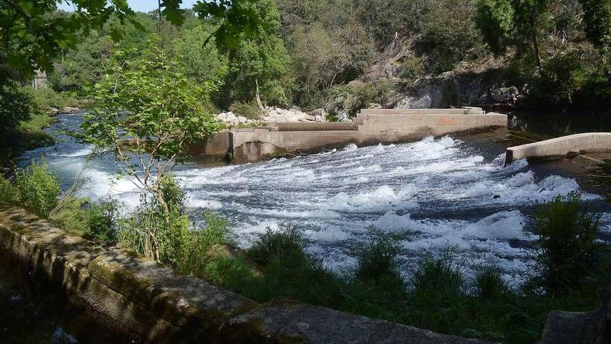 La presa de Monte Porreiro, donde se ubica la estación de bombeo, presenta un nivel más bajo de lo habitual para esta época del año. // Rafa Vázquez