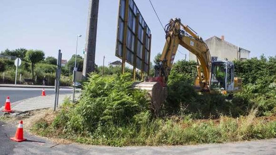 Maquinaria pesada, ayer, en la zona de las obras. // Bernabé/Ana Agra