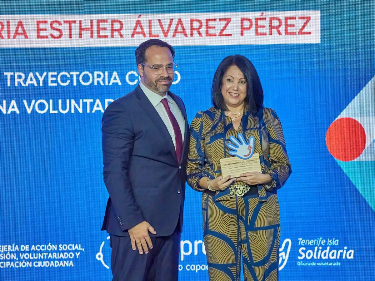 Adal García Pueyo, consejero delegado de Sinpromi, junto a la voluntaria galardonada Gloria Esther Álvarez.