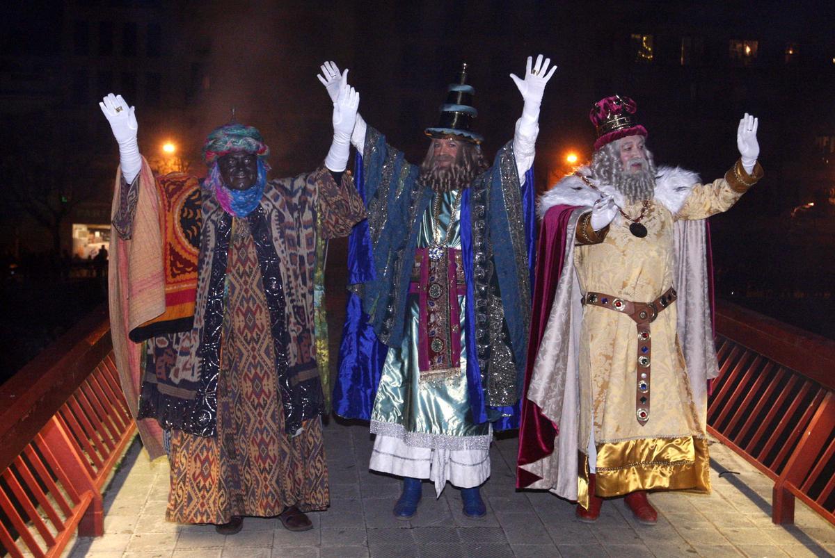 Els Tres Reis d'Orient en una imatge d'arxiu, psassant pel pont.