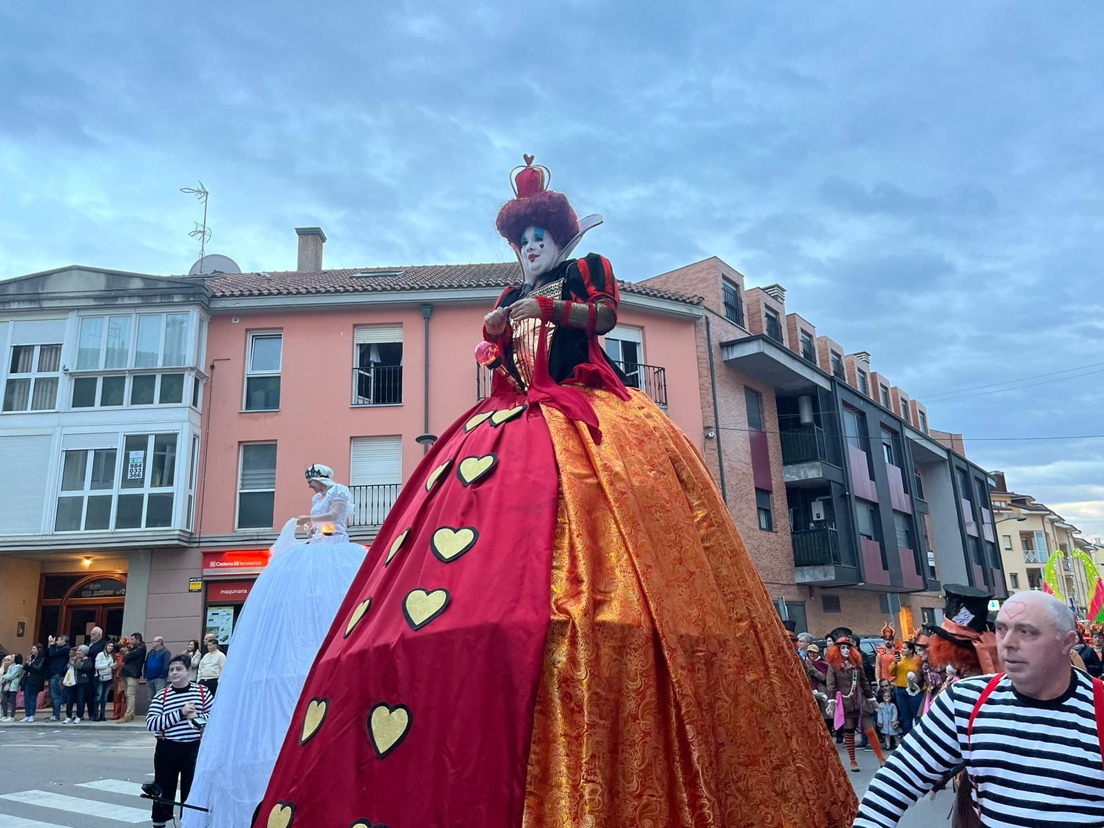 La locura del carnaval llena Posada de Llanes: así fue el multitudinario desfile