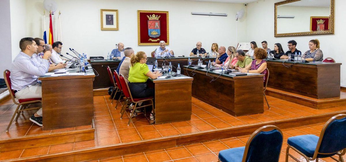 Último pleno del año que aprobó las condiciones del nuevo contrato de limpieza y recogida de residuos. | EL DÍA