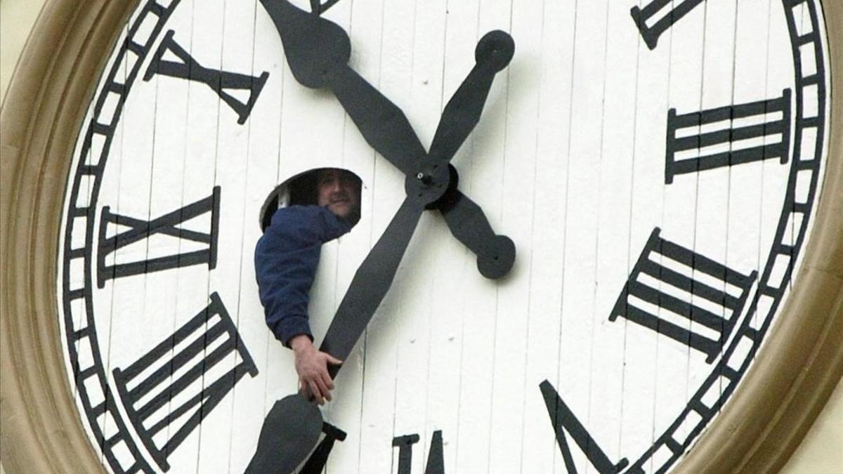 Un trabajador cambia la hora de un reloj en Ontario, Canadá