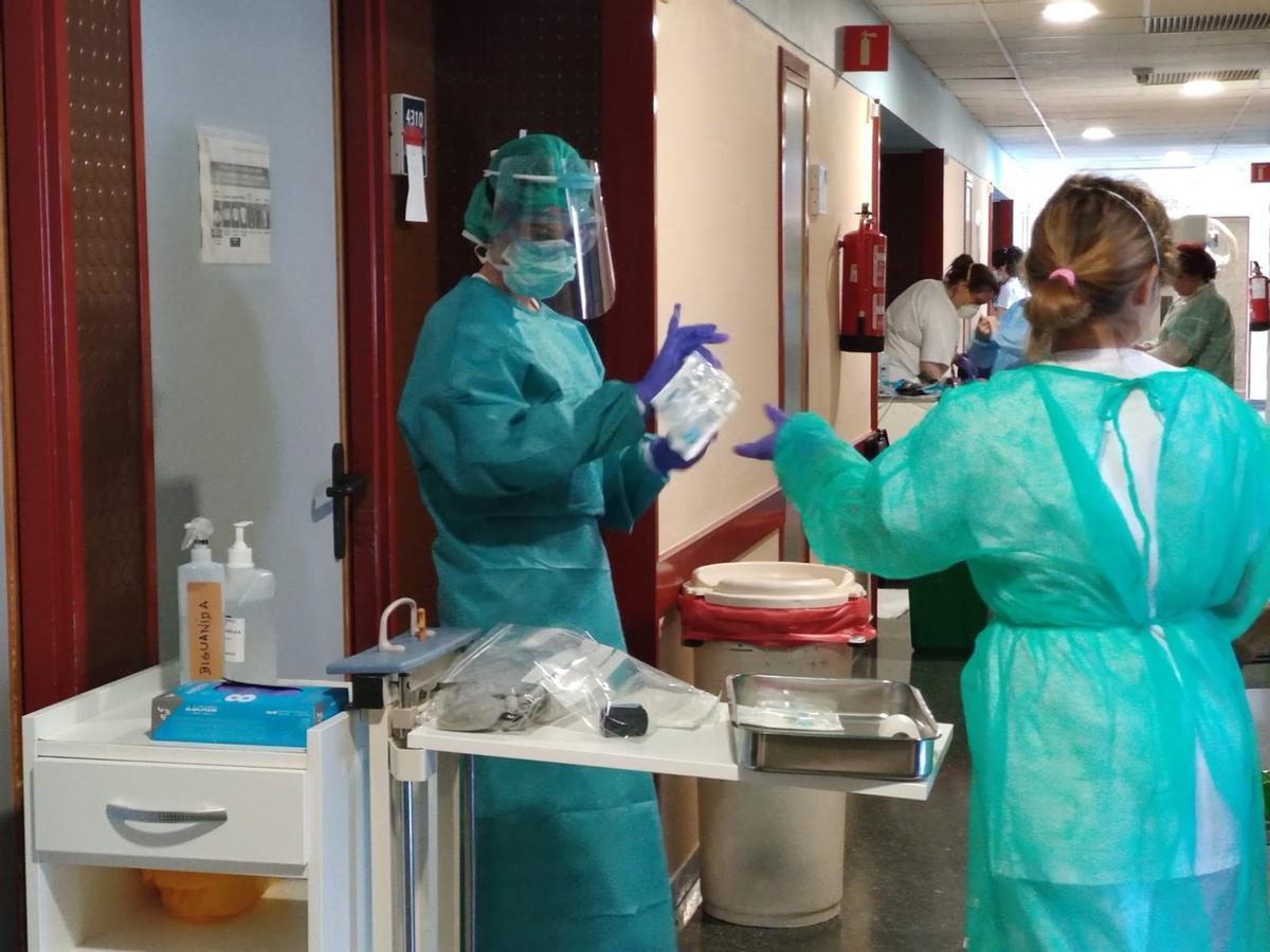Atención en una planta Covid en el Hospital Universitario Juan Ramón Jiménez de Huelva
