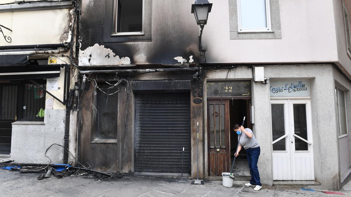 Daños en la fachada del edificio afectado por un incendio hoy de madrugada en la calle Damas de A Coruña.