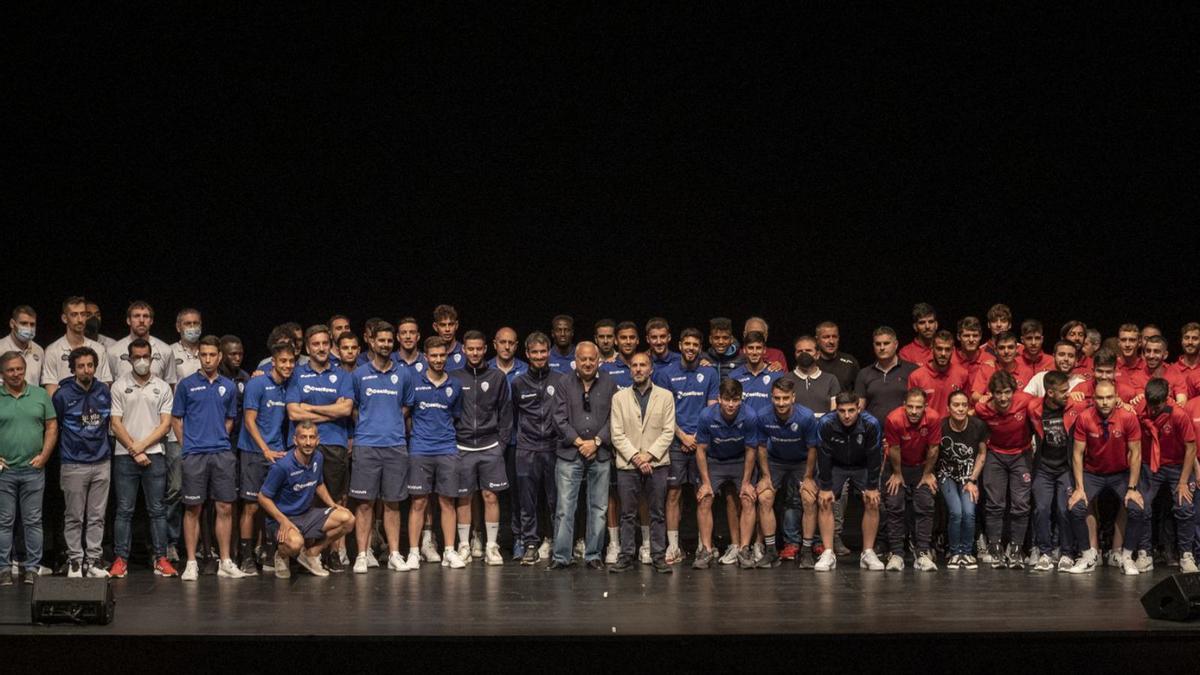 Parte de la UD Ourense, del COB y del Ourense CF, durante la recepción con Pérez Jácome. |  // BRAIS LORENZO