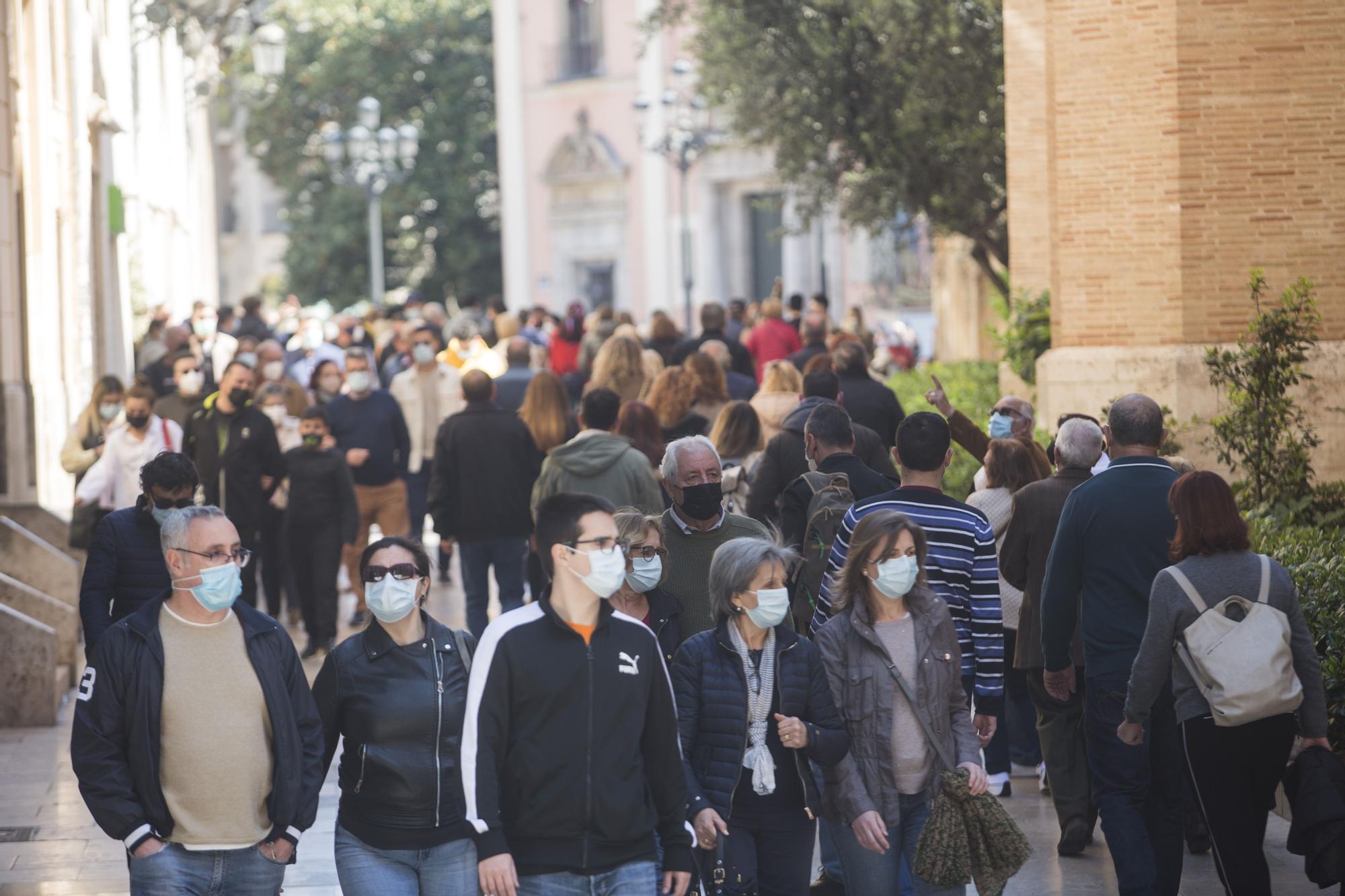 El sol y las buenas temperaturas abarrotan València