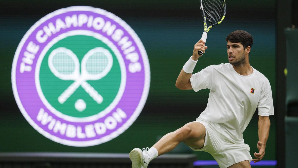 Carloz Alcaraz entrena en la pista central de Wimbledon, el pasado jueves.