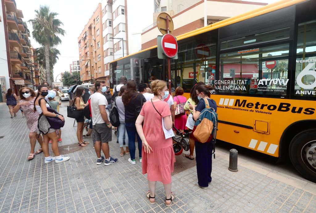 Colas en el bus de Alboraya por las obras del metro