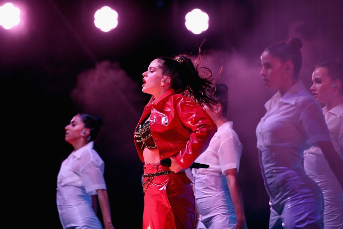 Rosalía junto a sus bailarinas en Coachella